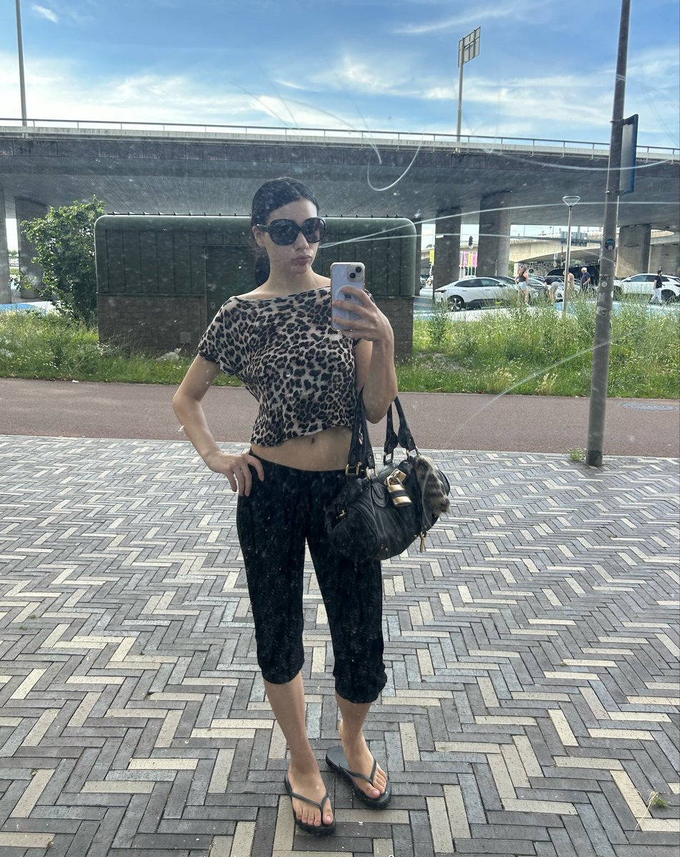 G0DRI0's tweet photo. how was ur day at work 😹 https://t.co/WcYzHLJilW