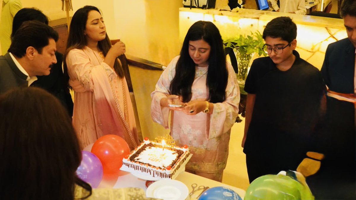 HelloKiranKhan's tweet photo. Away from home but surrounded by a family away from family. Thank you NWB for the beautiful surprise and for making my birthday unforgettable!!!
#HBDToMe https://t.co/GMSUq5jAz8