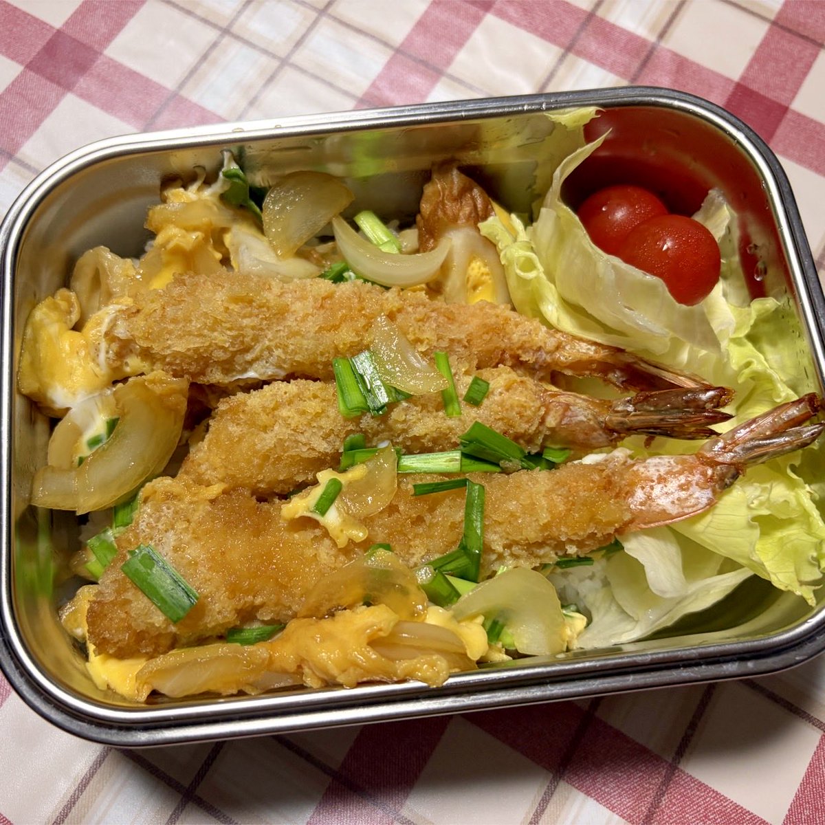 23himukabito's tweet photo. ６月２２日月曜日
おはようございます
今日の弁当です🍱
エビフライ丼
レタス🥬
ミニトマト🍅
#お弁当 
#お弁当記録 
#タッパー弁当 
惣菜のトンカツでかつ丼にしようと思ってたんだけど売って無くて、エビフライにしました。

今日もご安全に！ https://t.co/PT88bEjLRQ