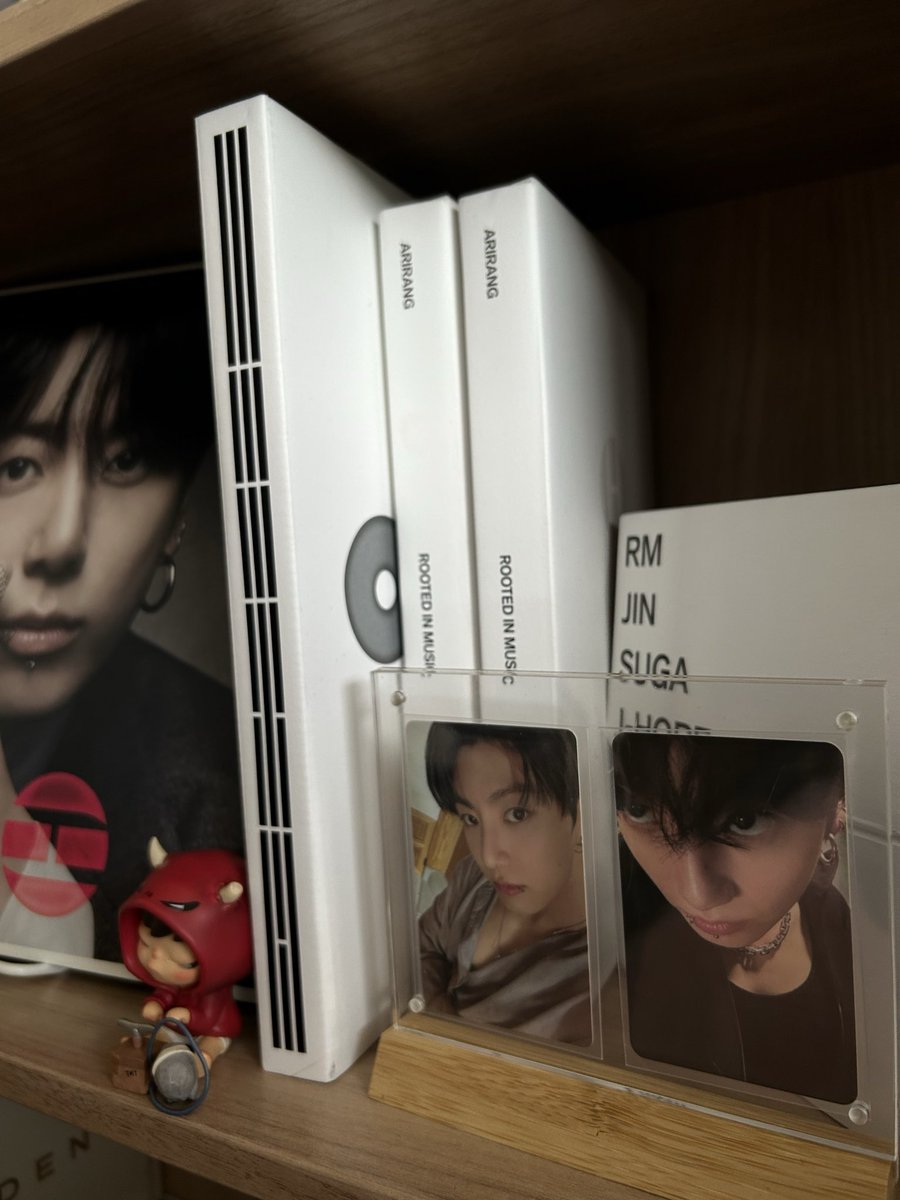septembersmuse's tweet photo. love these parts of my shelf https://t.co/N3c0vK4LM1