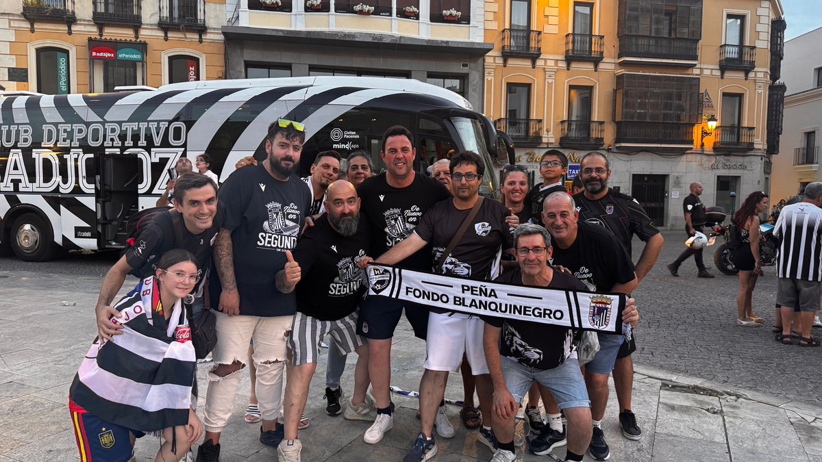 PFondoBN's tweet photo. Por algo somos La mejor afición del mundo 😍😍🤍🖤 VIVA EL CD BADAJOZ https://t.co/zb24tIIGMt