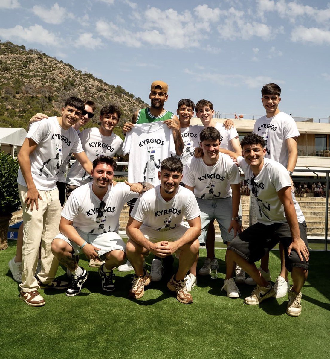 ivabianconero's tweet photo. Nuevo club de fans🫶

Nick Kyrgios🇦🇺 llegó a Mallorca para encontrarse con los “Kyrgios Boys”

🎾El australiano debutará en el torneo ante su compatriota Adam Walton https://t.co/N0Lyg6sfka