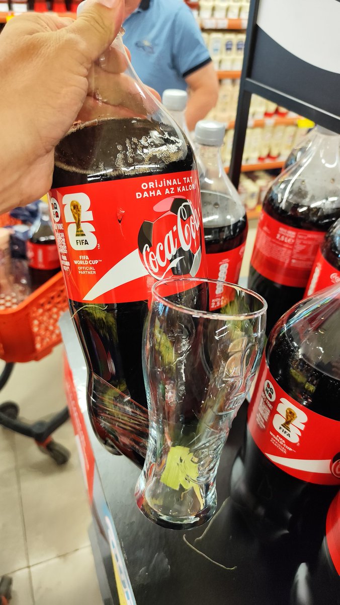 ufuuk89's tweet photo. "Çağrı Market  İsrail destekçisi bir Amerikan şirketi olan Coca-Cola'nın bardak promosyonlu ürünlerini gözümüze soka soka satıyor. İsrail'i destekleyen markaların ürünlerini satmakla kalmayıp, her hafta özel promosyonlar ve indirimler de yapıyorlar."
#ÖğretmenlerHakkınıAlacak https://t.co/8UkD23yw2T