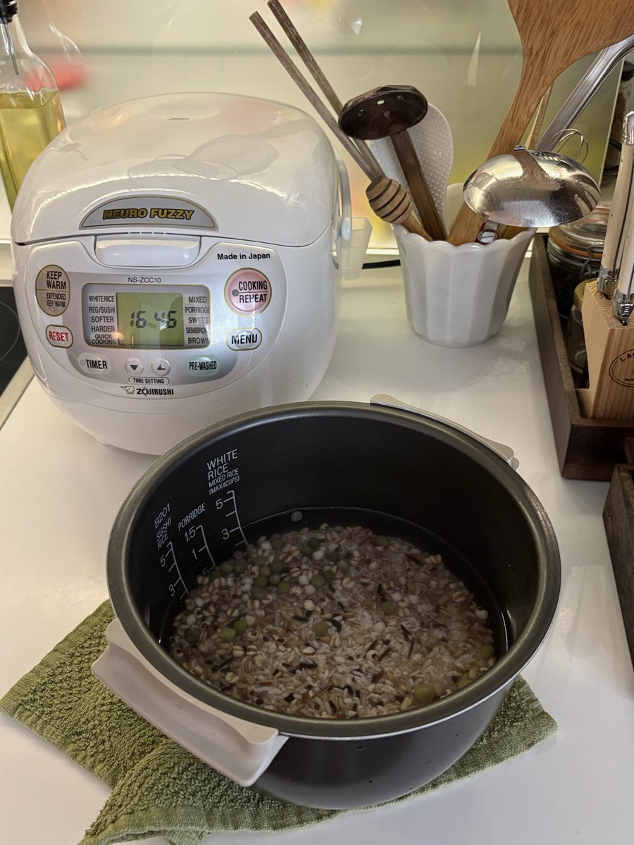w0a0i0f's tweet photo. him: u better not be cooking a batch of mixed grains and white rice to freeze and reheat later so the rice has a higher resistant starch content and eating it won’t cause ur glucose levels to spike as hard compared to regular rice

me: https://t.co/IjnlcXXSnM