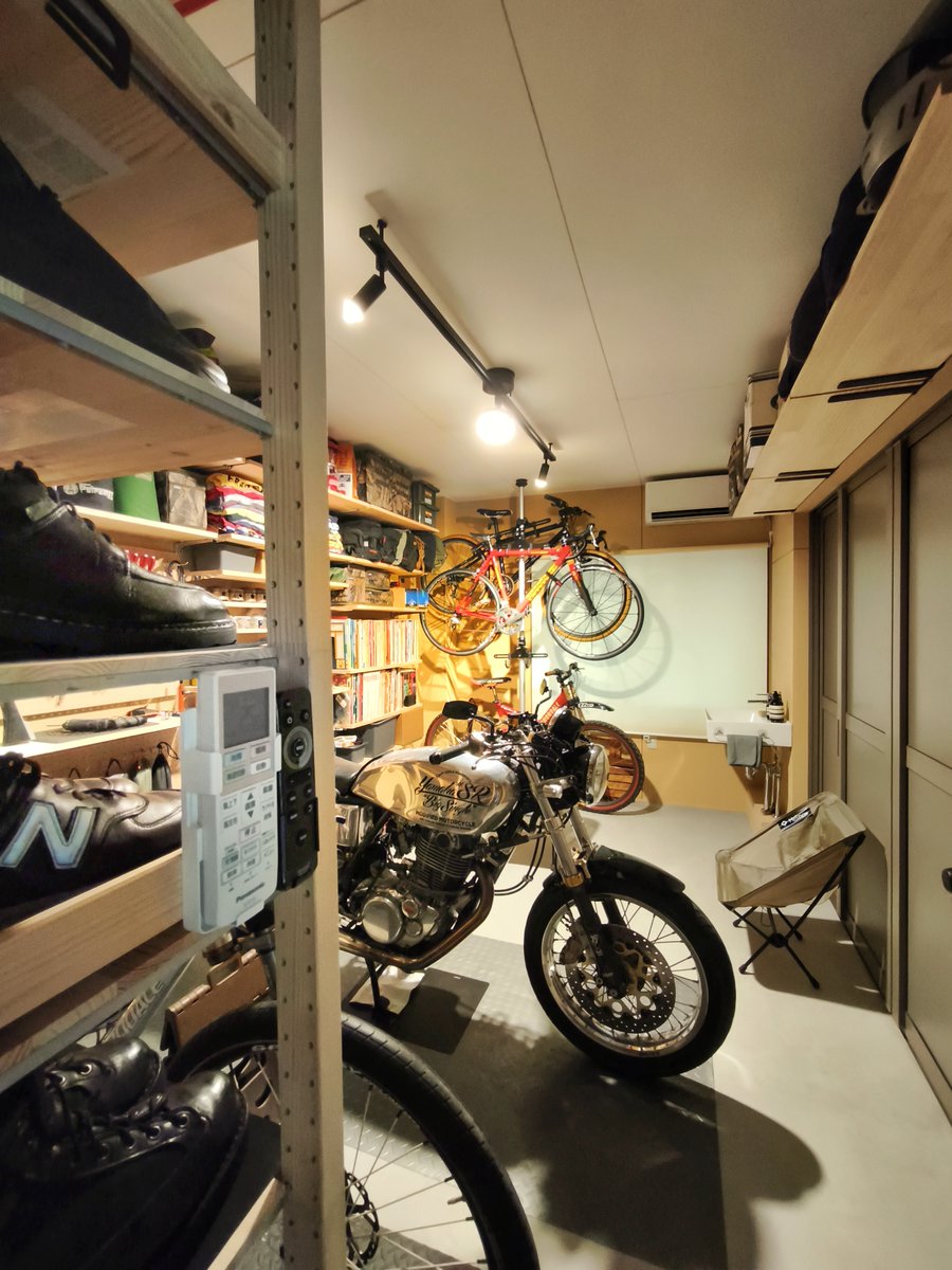alfatact's tweet photo. 夏本番前にバイクガレージに…エアコンを設置。
選んだのはケーズデンキ別注Panasonic CS-286DJK。通常に比べ室外機が防錆仕様で長持ち👍
玄関側までと考え10畳モデルでクーラー除湿もパワフルだしSRや靴たちも錆カビ防ぎ快適そうです😆w
＜ https://t.co/kQ57kqqYYe ＞
＜ https://t.co/SQXNsJ9KQd ＞ https://t.co/lQ8awNiY7k