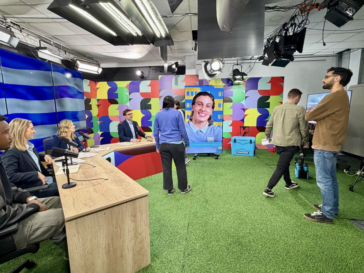 PabloAlvarez_uy's tweet photo. 🇺🇾 En la previa del partido de Uruguay, estuve en el estudio desde donde Antel TV, Canal 5 y Dinatel transmiten el Mundial. Gracias al trabajo conjunto de las pantallas públicas, el Mundial llega gratis a todo el país, y por Antel TV sin gastar datos. ¡Vamos Uruguay! https://t.co/qIhM33YmfN