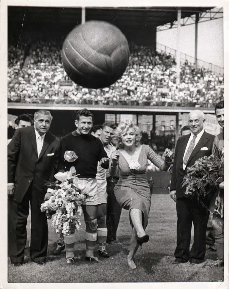 Clubpassionmar2's tweet photo. Il y a le foot à la maison mais je ne soutiens aucune des deux équipes
Bonne soirée
#marilynmonroe #Marilyn #clubpassionmarilyn #ebbetsfields https://t.co/yLMv60QQPo