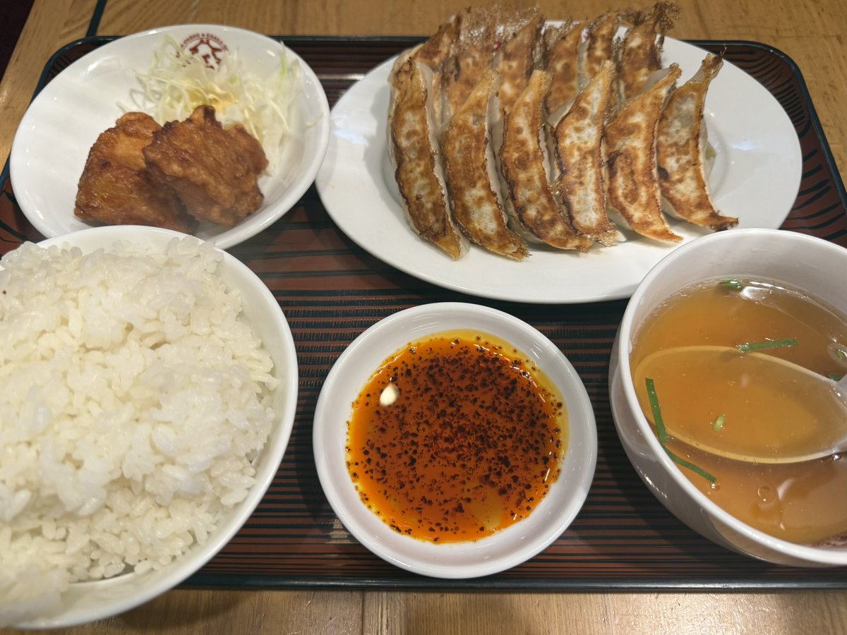 rockvanhalen's tweet photo. #大阪王将 で #餃子定食
餃子で白ごはん🍚
久しぶり🥟 https://t.co/CtjVhEI4yY
