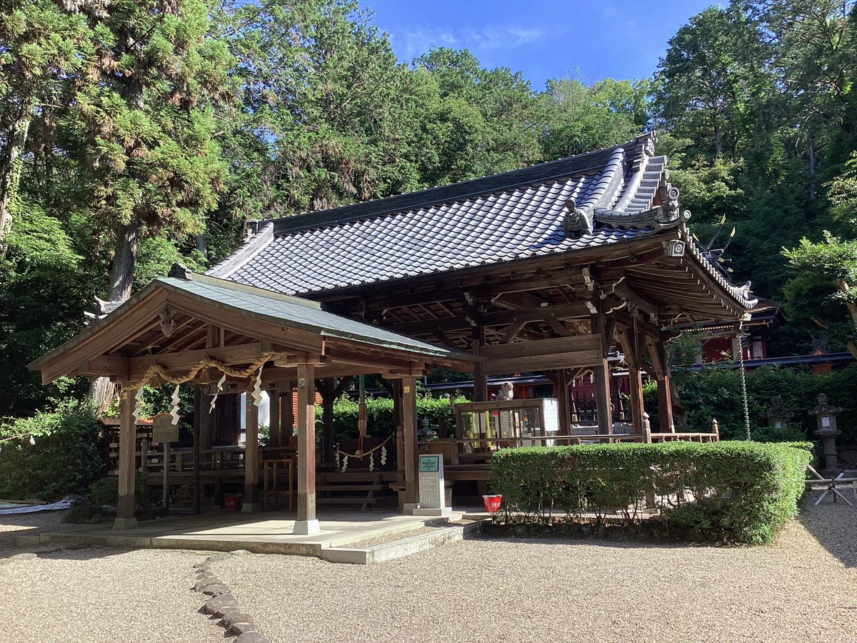 hiroko196109's tweet photo. #登彌神社 (奈良県奈良市)

主祭神　　:  高皇産霊神・誉田別命
　　　　　　神皇産霊神・登美饒速日命・天児屋根命
　　　　　　　
創建は紀元4年、神武天皇がこの地に高祖天神を祭祀
その後、登美連が祖先である
饒速日命の居住地であったこの地に
饒速日命と天神地配祗を奉祀したと伝わります⛩ https://t.co/HECJcwXadp