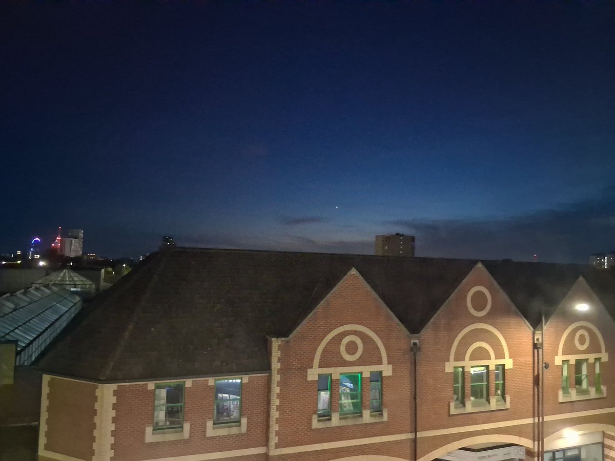 Kitutal's tweet photo. Not quite 11 in the afternoon, last of the sunset fading on the horizon
Apparently 21° outside at the moment https://t.co/VRV2SveybQ