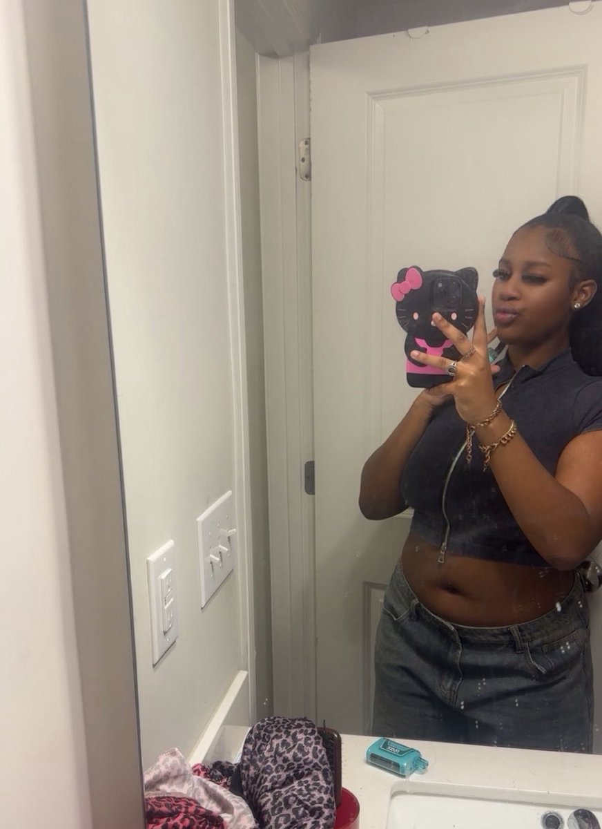 JohnSmithd9w's tweet photo. @blickarellaa @aridolled Dawg why are YOU even laughing being built like this and bitch your tittys literally look the same as hers??? https://t.co/A2UrYwav3D
