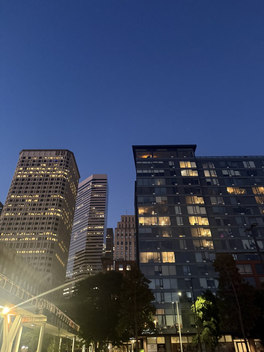 TheQuietFlex's tweet photo. Last nightโs view was too good not to post.๐๐ฎโ๐จ #TheQuietFlex #CityLights #NightVibes #Skyline #UrbanPhotography #LateNightThoughts #StayLowBuildHigh https://t.co/4J9fbMMO75