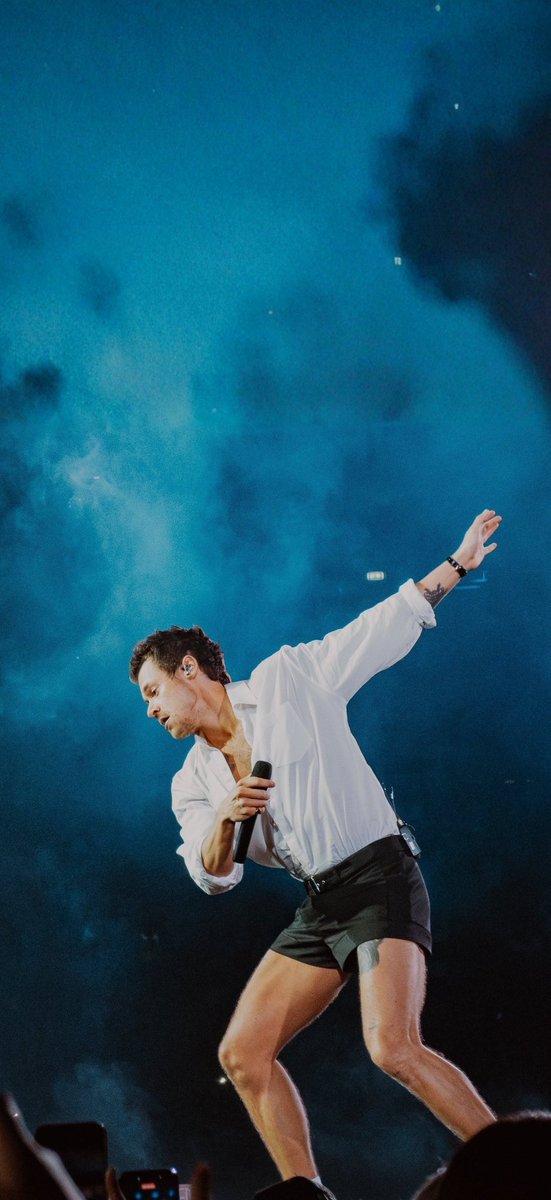 unlockscreen's tweet photo. — harry styles | together together tour wallpapers 🪩✨

like &amp; rt if you use it!! /bel https://t.co/Z00lTC3iSB