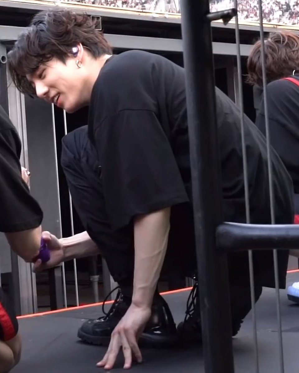 chloesthetics_'s tweet photo. jungkook  hand veins deserve their own fandom and i'll make sure that it happens https://t.co/hrWwoh1XbT