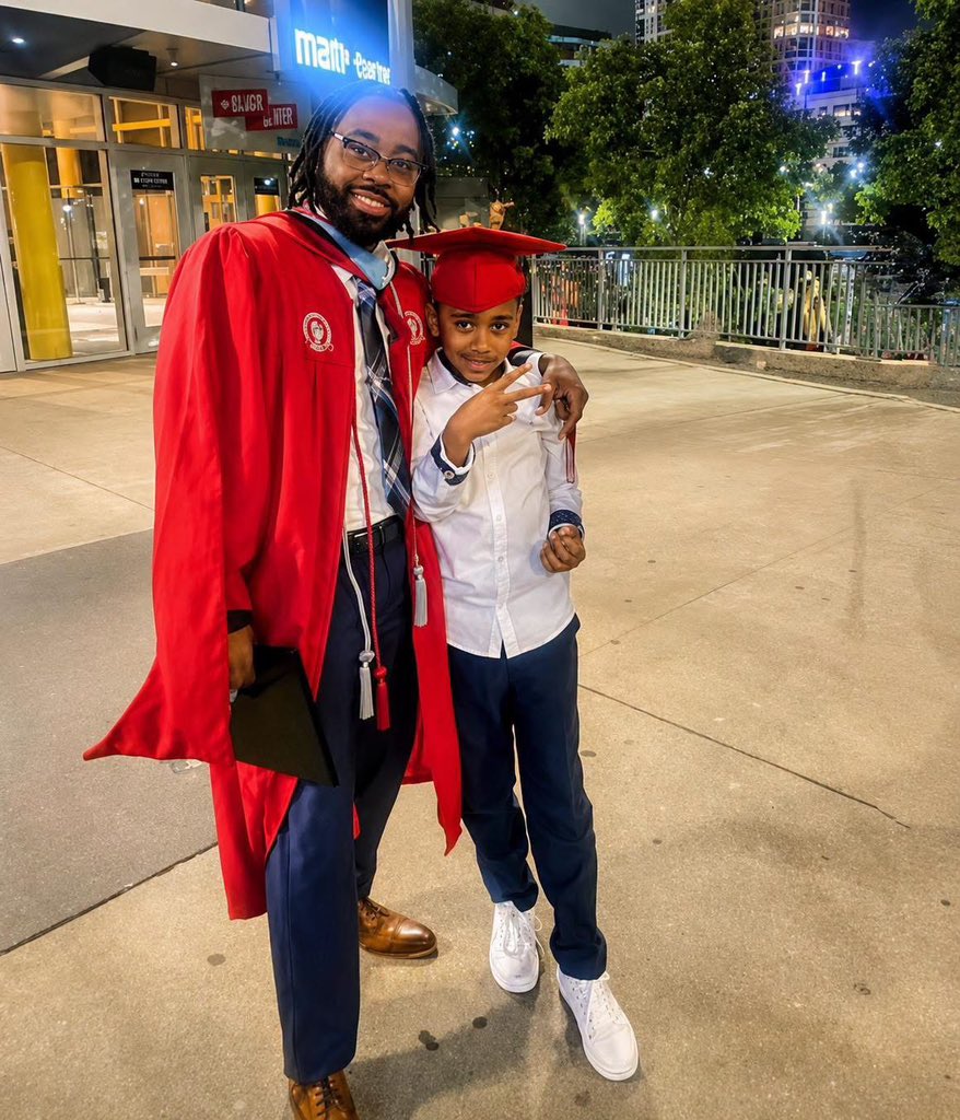 skiistiredasf's tweet photo. Meet Desmond Durham, the incredible single dad from New Jersey who earned his Master’s Degree while working three jobs and raising his young son all on his own. 
Balancing long shifts, late-night studying, and full-time fatherhood, Desmond never gave up. On graduation day, he proudly walked with his little boy by his side, a beautiful symbol of love, sacrifice, and unbreakable determination.
This is real Black fatherhood and resilience in action. Congratulations, Desmond! you did it, King! Your son has the best role model. 👏🏾❤️