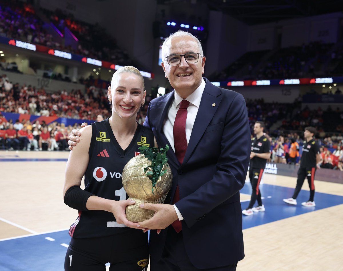TVForgtr's tweet photo. Filenin Sultanları, Ankara Etabını Dörtte Dörtle Tamamladı

A Milli Kadın Voleybol Takımımız, 2026 Voleybol Milletler Ligi'nin (VNL) ikinci haftasındaki son maçında Çin'i 3-2 (25-21, 26-28, 23-25, 25-16, 15-12) mağlup ederek Ankara etabını dörtte dört ile tamamladı. 

Karşılaşmayı Türkiye Voleybol Federasyonu Başkanı Mehmet Akif Üstündağ, Hazine ve Maliye Bakanı Mehmet Şimşek, Gençlik ve Spor Bakan Yardımcısı Doç. Dr. Safa Koçoğlu Gürsoy, Ankara Büyükşehir Belediye Başkanı Mansur Yavaş, Ankara Ticaret Odası (ATO) Başkanı Gürsel Baran ile çok sayıda milletvekili ve bürokrat tribünden takip etti.

Karşılaşma öncesinde Filenin Sultanları’nın başarı yolculuğunda iz bırakan Meliha Diken’e, Milli Takımımıza ve Türk voleyboluna kattığı emek, mücadele ve unutulmaz anılar için teşekkür plaketi ve hediyeleri takdim edildi.
Ayrıca sürdürülebilirlik çalışmaları kapsamında takım kaptanlarına "İklim Dostu Ödülü" takdim edildi. 

TÜRKİYE-ÇİN: 3-2 SALON: Ankara Spor Salonu HAKEMLER: Sinisa Ovuka (Bosna Hersek), Michail Koutsoulas (Yunanistan) TÜRKİYE: Berka, Vargas, İlkin, Sinead Jack, Elif, Yaprak, Gizem (L) (Cansu, Hande, Eylül, Defne ÇİN: Li, Guo, Tang, Zhuang, Wang, Zhang, Wang (L) (Chen, Yang, Dong, Xie, Ni) SETLER: 25-21, 26-28, 23-25, 25-16, 15-12 SÜRE: 139 dakika

Ankara etabında bugün oynanan diğer karşılaşmaların sonucu şu şekilde:
Belçika-Fransa: 3-2 (25-17, 20-25, 21-25, 25-18, 15-8)
Almanya-Brezilya: 3-2 (26-24, 28-26, 15-25, 19-25, 16-14)
Filenin Sultanları, 2026 FIVB Voleybol Milletler Ligi'nin üçüncü etabında Japonya'nın Kansai şehrinde sahaya çıkacak. Üçüncü etabın maç programı şu şekilde:
8 Temmuz 2026 06.00 Polonya-Türkiye
10 Temmuz 2026 07.00 ABD-Türkiye
11 Temmuz 2026 13.20 Japonya-Türkiye
12 Temmuz 2026 09.30 Tayland-Türkiye