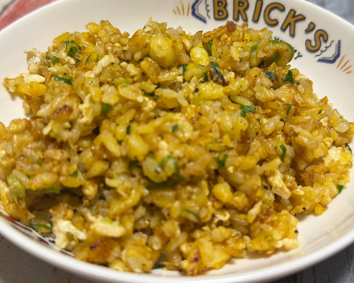jacknpop's tweet photo. お手軽肉なしチャーハンの作り方教えてもろたから作って出したら｢これはどっちかって言うと焼き飯だな(笑)でもIHにしてはよくできてて美味い｣だって https://t.co/hFOP2VteET