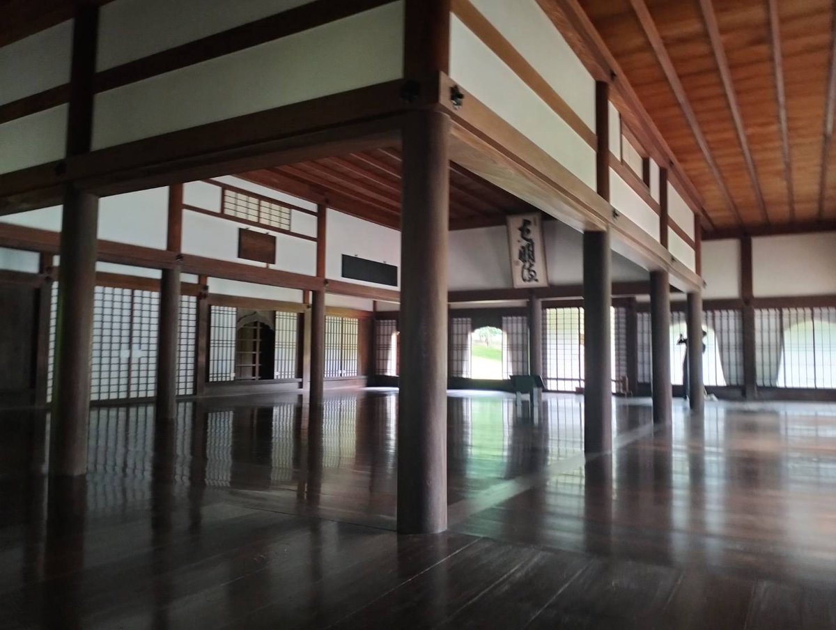 kmghiscul's tweet photo. 旧閑谷学校論語講座。少年大鳥慶太郎（圭介）も学んだ国宝の講堂にて香山真一所長が論語の講義を行って下さいました。6/21講義中も大鳥さんの戊辰戦争を「義を見て為さざるは勇なきなり」と。大鳥圭介の生き方の土台に「過ちては則ち改むるに憚ること勿れ」など論語を伺わせることが多いです https://t.co/5NT63o6HwW