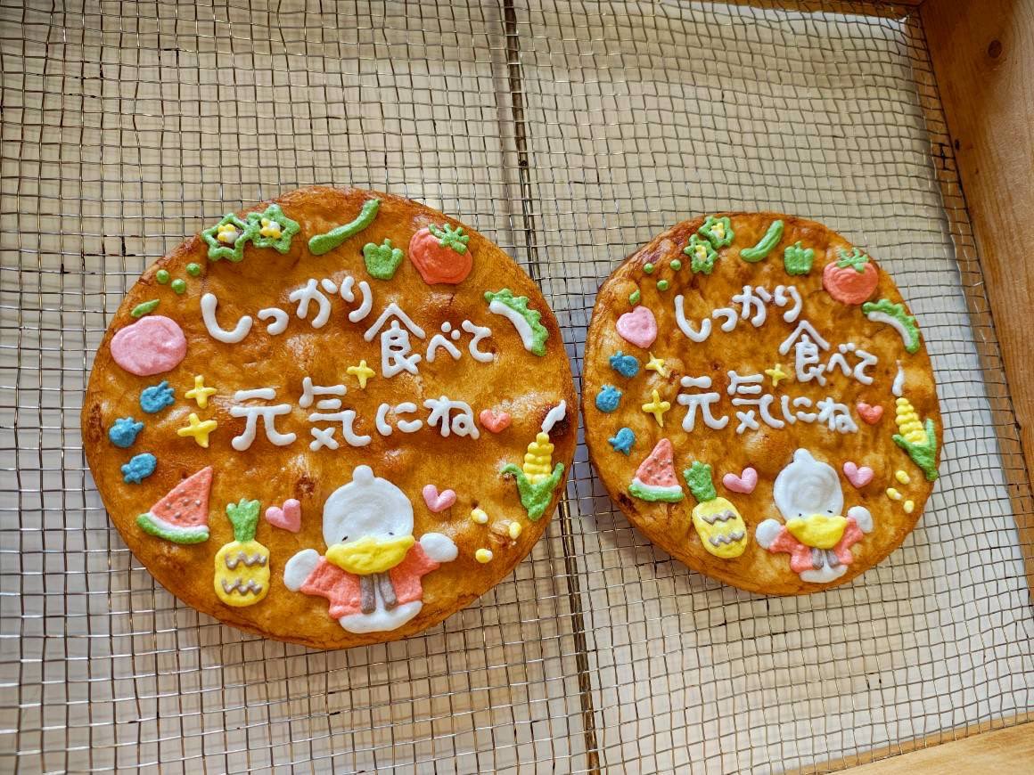 raizindou's tweet photo. ■デコせん情報■巣鴨本店
 ＼2026年 夏のデコせんの紹介／

梅雨ですね(^^*
来たる夏に向けて
かわいいすがもんデコせん登場‼️

1枚ずつ手作りしているため
お越しの際は事前に在庫について
店舗までお問い合わせくださいね
 
#お煎餅  #巣鴨  #すがもん #夏 https://t.co/QaHx8WclKc