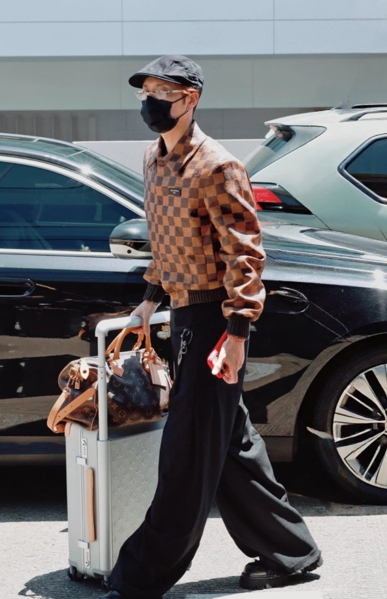 JacksonW852FanC's tweet photo. Jackson looks charming at every shooting angle. 
#LVMenSS27 #HorizonAluminium
#LouisVuitton #JacksonWang
#JacksonWangxLVMenSS27 https://t.co/UmwH0IA9K0