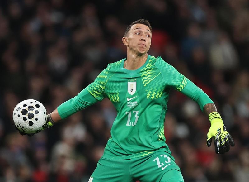InfoCap_1891's tweet photo. 🚨 Lo de Muslera es impresionante vuelve a la selección 4 años después y se sigue comiendo los mismos goles de mierda de siempre .

En el 1er partido da un rebote al medio en vez de hacia afuera y ahora se come un tiro libre de 40 metros RASTRERO.

Y lo querian traer. Ex arquero https://t.co/vTzyqT7Dne
