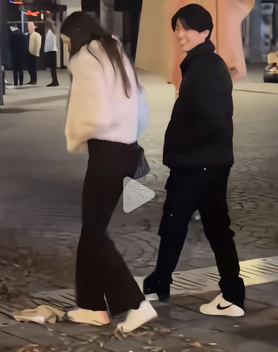 oki_dookie's tweet photo. he has a white gf https://t.co/jfHwJyExnY