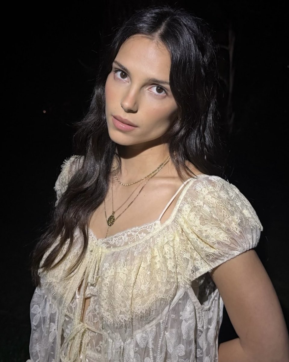 hourlyinde's tweet photo. she’s ethereal https://t.co/0t3vOK0ivB