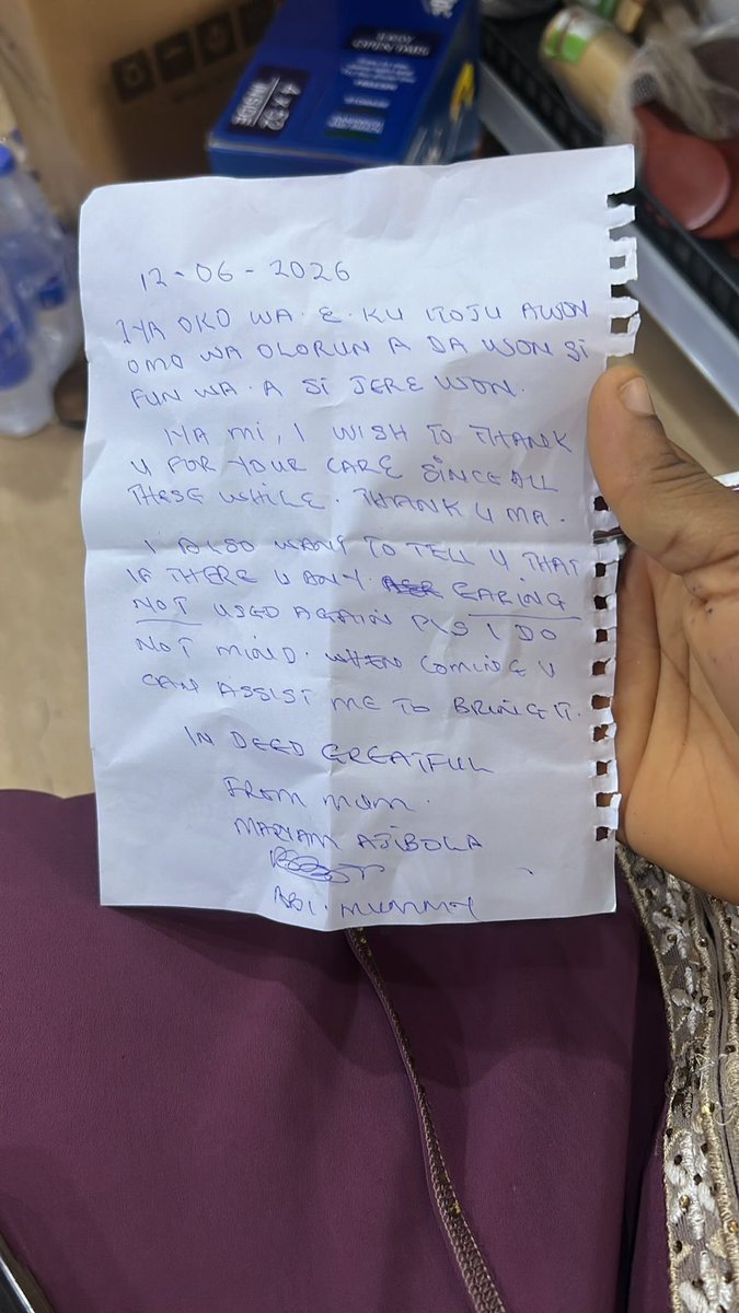 Moropeda_'s tweet photo. I gave someone that stays around my store some brand new pots that customers returned due to some dents only for her to send her daughter to tell me that if i have earrings that I’m not using again i should give it to her.I ignored at first till she gave her daughter a written note to ask again i just cleared her straight the next day i saw her.