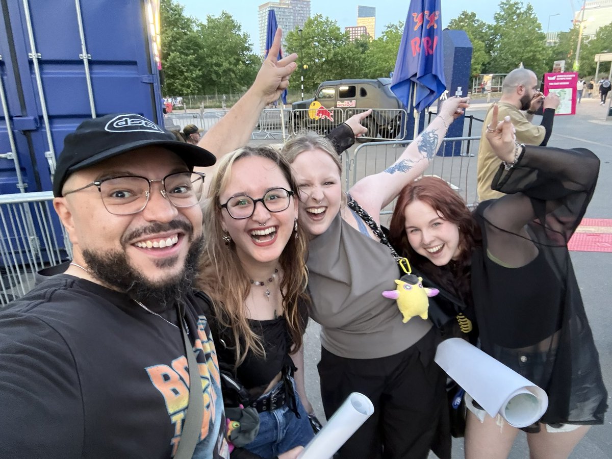 NERV0USSYST3M's tweet photo. Vct in london was so fun. And not only that, but valorant means a lot to me since it’s where i met two of my best friends. I cant believe we didnt only got to go one day like we were supposed to, but THREE days and we met people like temet and goldenboy. It was softly said INSANE https://t.co/sryaTB6ccB