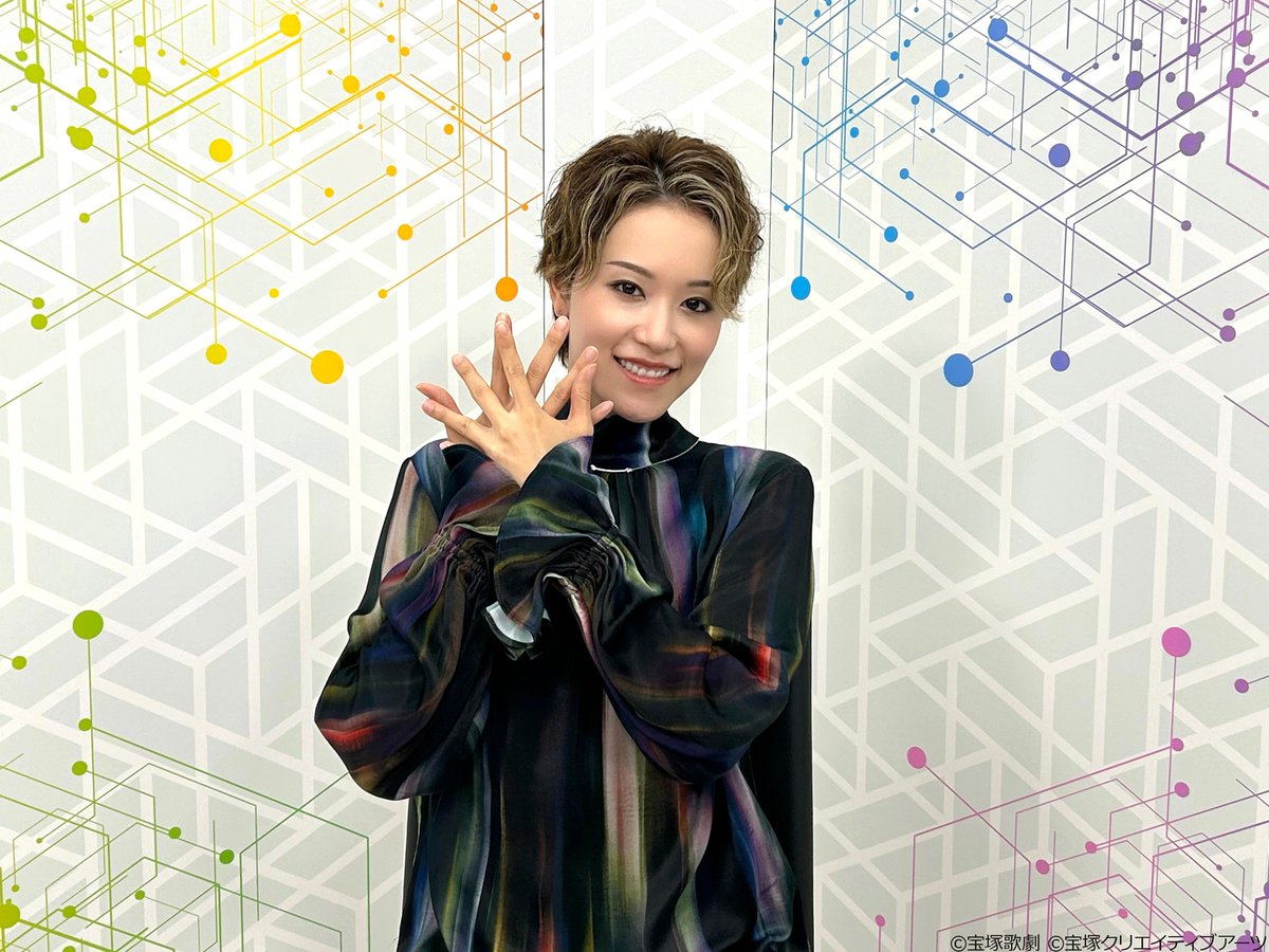 skystage_info's tweet photo. 【My Roots #25】
1人の舞台人を形作っているさまざまなルーツを辿り、その人となりや魅力を紹介するインタビュー番組✨
今回は雪組 眞ノ宮るいにスポットを当ててお送りします❄
明日1日(水)17:45初回放送です。
お見逃しなく！ https://t.co/KIuzHyabSD