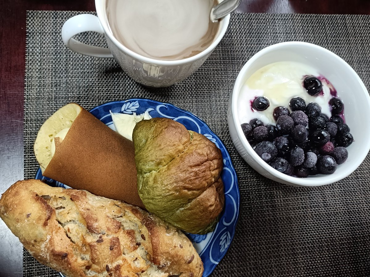 nagasisoumen22's tweet photo. 今日の朝ごはんはこんな感じでした。

トマトはアボカド＆カッテージチーズと合わせてオリーブオイルで頂きます。
もやし・ごぼう・ほうれん草も美味しい。
動物性たんぱく質＆良質な脂質源で鯖も合わせて◎

主食のオリーブパンとよもぎ塩パンうまし

#西友code831 
#待ってろ西友 
#カゴメC2機関 https://t.co/Ko3qtQQYS6