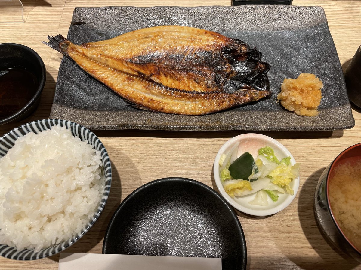 lionMFS's tweet photo. 本日は目の前で揚げる天ぷらが食べられる店にて「トロニシン定食」です。

ホッケに近いが旨みが繊細、汗かく季節は塩味が効いた焼魚がいつもより美味しく感じる♪

ご飯・味噌汁・お新香がおかわり無料で990円也 https://t.co/UBrrwUfkkN