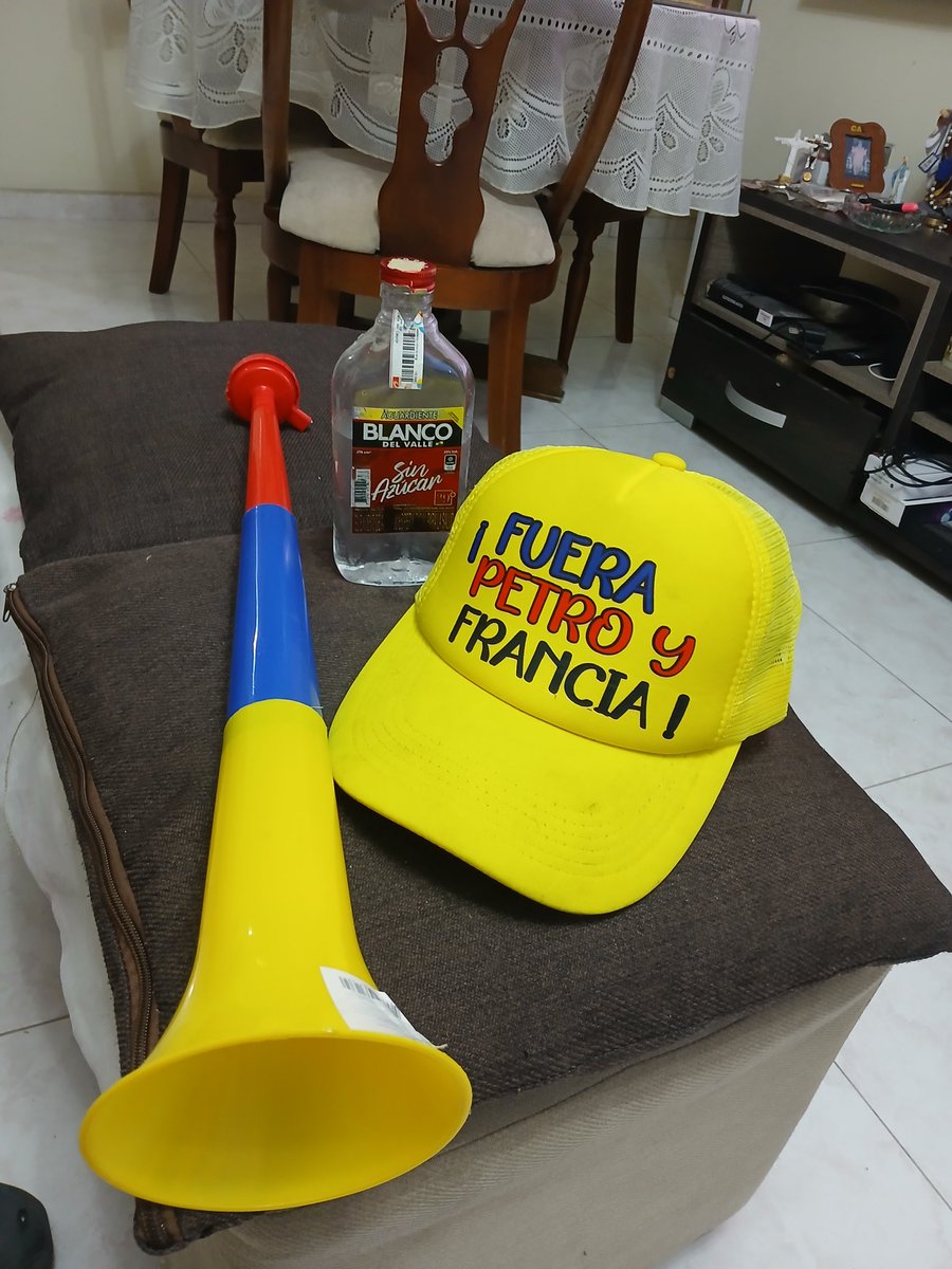Oyehector's tweet photo. Salud. ! Cesó la horrible Noche. https://t.co/TxRBfbPjMn