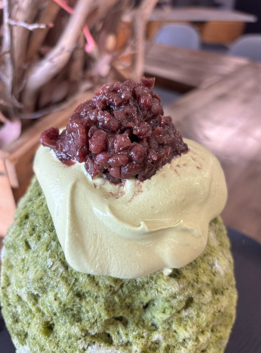 hyokado's tweet photo. 月曜日はお客様も少なく閑散としている為、レシピ作りと言いますか、かき氷の試作も行ったりしています(´・ω・｀)

氷果堂のレシピは店主ひとりで最初は考えていたのですが、最近は様々なご意見を取り入れてレシピ作りをしています。その中でも特にお客さまからのリクエストが多かった抹茶🍵の試作です。

\ もみの木じゃ‼️もみの木みたいにせい‼️/
🎄🎄🎄(´・ω・｀)

と言ったらこうなりました。(販売はしていません)

でもやっぱりお客様に来て頂きたい！(´・ω・｀)

氷果堂かみのやま温泉は、本日17時30分まで元気に営業しております。毎週金・月はゆっくり食べられますので是非起こし下さいませ。