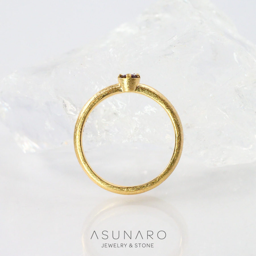 AsunaroStone's tweet photo. それは燃えつきることのない永遠の灯火……鮮烈な真紅の煌めきを放つアントヒルガーネットをお仕立てさせていただきました💖🔥

シンプルながらも洗練されたシルエットと、マットな質感が特徴のリング枠。お砂糖を煮詰めたような、とろりとした艶が美しい「プラリネ加工」を施したデザインです。

K18YGの贅沢な質感がアントヒルガーネットの高貴な輝きと色彩を引き立て、時代を超えて愛される風格を湛えた大人のジュエリーに仕上がりましたね💍

当店のセミオーダーはオプションでさまざまなテクスチャー加工が選択可能です。
お気軽に公式ラインよりお問い合わせください。

空枠番号：ASU-22

皆さんはどんな雰囲気のリングがお好きですか？ぜひコメントで教えてくださいね✨