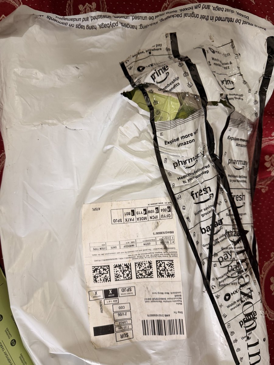 ssaurabhchef's tweet photo. @amazonIN I ordered cling film, received 3 and 2 empty boxes, try to return but got rejected. Need to resolve as soon as possible https://t.co/Lw8mcgITbj