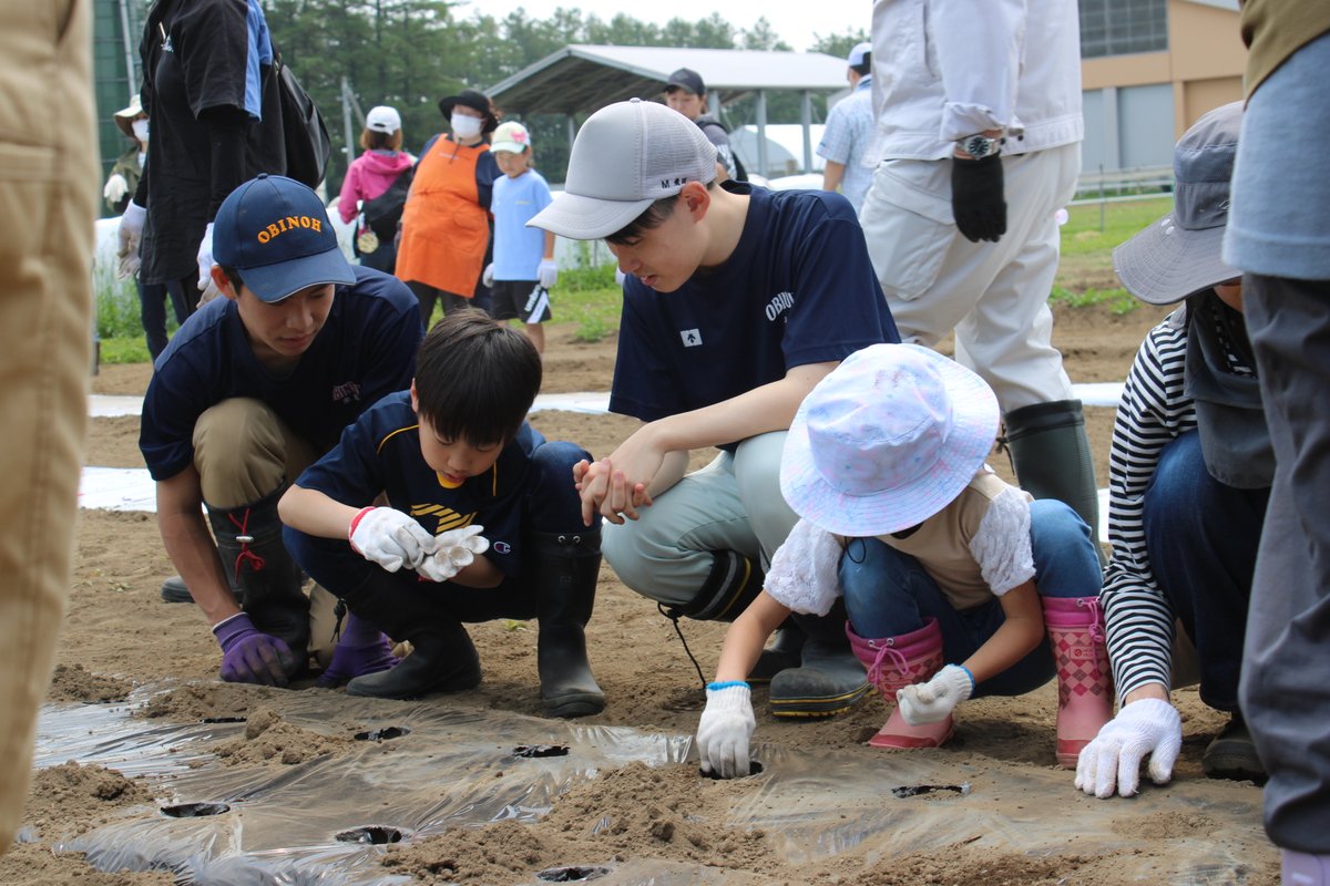 obi_handicap's tweet photo. ６月１３日（土）に、#帯広農業高校 にて ＃すこやか農園 の生育調査をおこないました🌱✨
今回は、枝豆やスイートコーンの豆まきと、木の伐採体験をおこないました🌽🫒
７月１１日（土）には第二回生育調査をおこない���す！
どのくらい成長しているのか楽しみですね☺️
#帯広市 #すこやか農園 https://t.co/50qmjFuy25