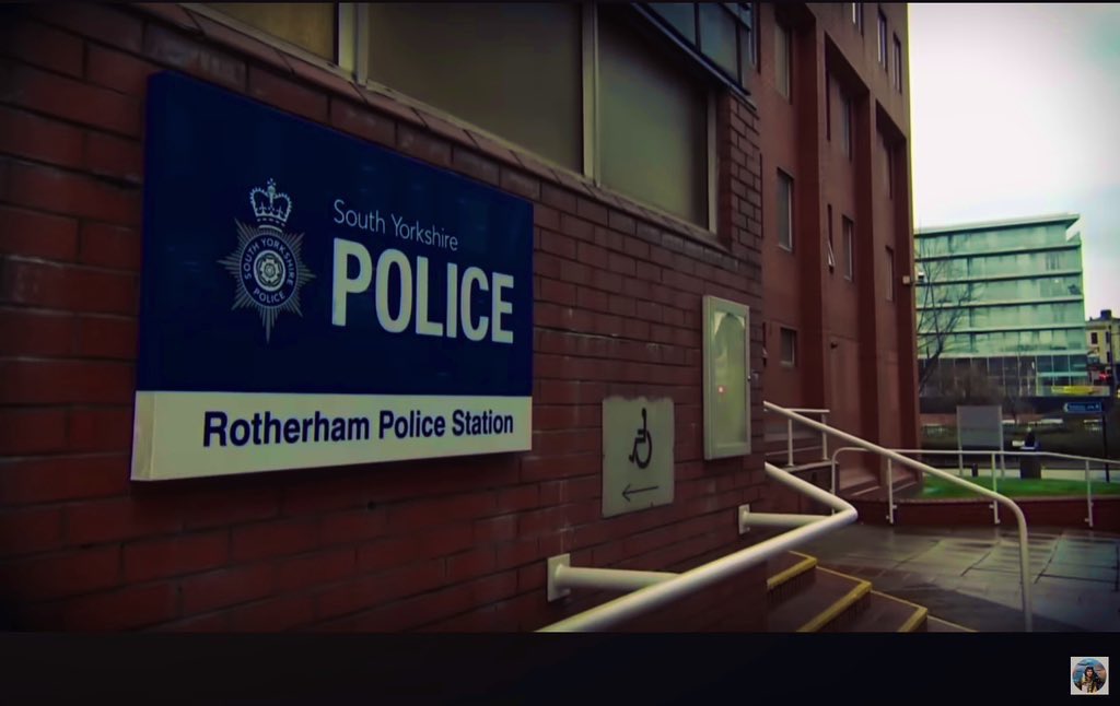 4Freespeak's tweet photo. @NevadaLiberty64 @TRobinsonNewEra #UKCops Enemy of British Citizens? https://t.co/CjlcNVrfiP