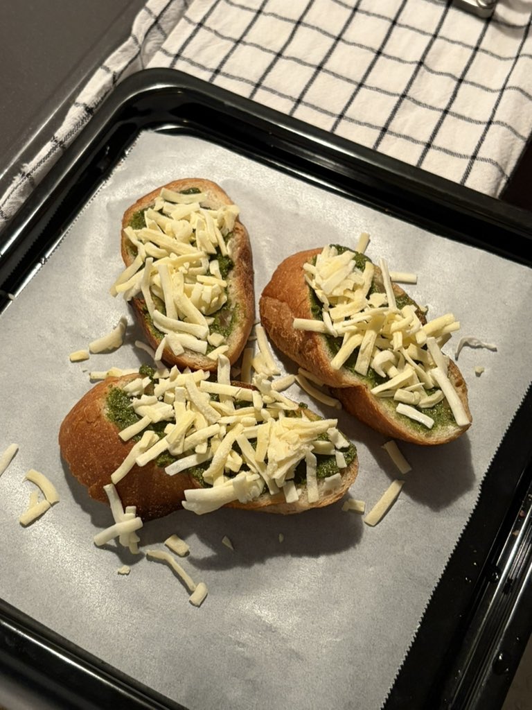 4mo00__'s tweet photo. 自家製ジェノベーゼの使い道 🥖🪴 https://t.co/0feiQ2pTZj