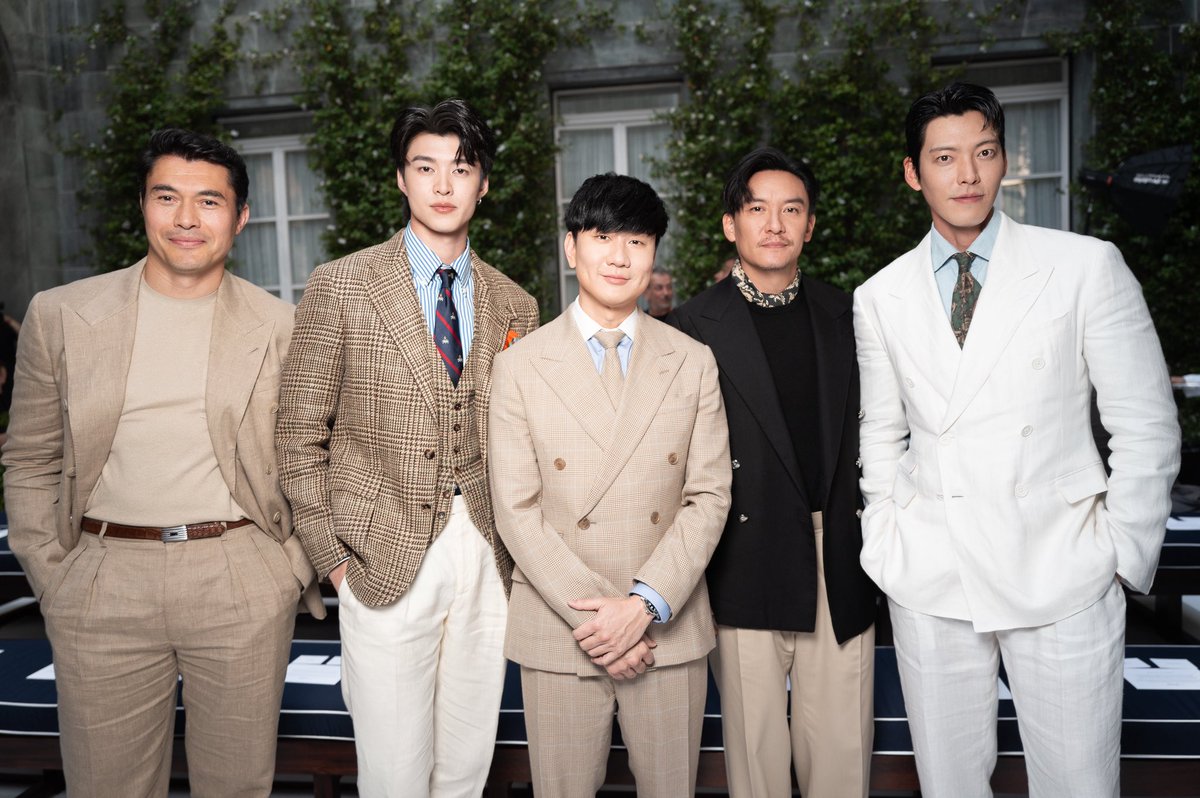 HealJaiEnt's tweet photo. “มีน–นิชคุณ” พร้อมเหล่าคนดังระดับโลกร่วมชมแฟชั่นโชว์ “Ralph Lauren Purple Label & Polo Ralph Lauren Spring 2027 Collections” 

สร้างความประทับใจบนเวทีแฟชั่นระดับโลกอีกครั้งเมื่อ มีน–นิชคุณ ขจรบริรักษ์ ได้รับเชิญร่วมชมแฟชั่นโชว์เปิดตัวคอลเลกชัน Ralph Lauren Purple Label และ Polo Ralph Lauren Spring 2027 ณ เมืองมิลาน ประเทศอิตาลี พร้อมร่วมเคียงข้างเหล่าคนดัง อาทิ คิม อูบิน, ลูอิส แฮมิลตัน, เฮนรี โกลดิง, ทาดาโนบุ อาซาโนะ และโชตะ มัตสึดะ ที่มาร่วมสัมผัสความยิ่งใหญ่ของคอลเลกชันใหม่นี้

ภายในงาน “มีน–นิชคุณ” ปรากฏตัวในลุคจาก Polo Ralph Lauren Spring 2026 Collection สะท้อนความสง่างามและสไตล์สุภาพบุรุษร่วมสมัยตามแบบฉบับ Ralph Lauren ที่ถ่ายทอดความสง่างามแบบสุภาพบุรุษร่วมสมัยผ่าน RL67 Summer Tweed Jacket และ Summer Tweed Waistcoat ที่ตัดเย็บอย่างประณีตในประเทศอิตาลีจากผ้า Summer Tweed ซึ่งพัฒนาขึ้นเป็นพิเศษจากลินิน ไหม และขนแกะ โดดเด่นด้วยลวดลาย Glen Plaid คลาสสิก พร้อมจับคู่กับ Pleated Linen Suit Trousers กางเกงผ้าลินินทรงคลาสสิกที่ช่วยเติมเต็มลุคให้ดูเนี้ยบและเหนือกาลเวลา สะท้อนเอกลักษณ์ของ Ralph Lauren Purple Label ผ่านงานตัดเย็บอันประณีต วัสดุชั้นเลิศ และสไตล์เหนือกาลเวลาได้อย่างสมบูรณ์แบบ

สำหรับคอลเลกชัน Spring 2027 ทาง Ralph Lauren ต้อนรับฤดูใบไม้ผลิปี 2027 ผ่านคอลเลกชัน Purple Label และ Polo Ralph Lauren ที่ถ่ายทอดเรื่องราวการเดินทางแห่งการผจญภัย ความหรูหรา และจิตวิญญาณแห่งความคลาสสิกเหนือกาลเวลา หลอมรวมเข้าไว้ด้วยกันในคอลเลกชันนี้

โดยคอลเลกชัน Purple Label ถ่ายทอด 3 เรื่องราวที่มีเอกลักษณ์เฉพาะตัว ภายใต้แนวคิดความหรูหราแบบอเมริกัน เปิดตัวด้วยโทนสีนิวทรัลและสีคราม ผ่านสูทผ้าไหมผสม เสื้อเชิ้ตคอจีน และเสื้อตัวนอกที่ผสานความเรียบง่ายเข้ากับธรรมชาติได้อย่างลงตัว สะท้อนภาพการพักผ่อนอย่างมีระดับบนเกาะส่วนตัว 

ต่อด้วยแรงบันดาลใจจากยุคทองแห่งกีฬาริมทะเลสาบ Como ในอิตาลีช่วงทศวรรษ 1920 ที่ถ่ายทอดกลิ่นอาย Art Deco ผ่านเสื้อตัวนอกหนังสไตล์เรซซิ่ง เสื้อถัก และลายพิมพ์คลาสสิก มาพร้อมแคปซูลคอลเลกชันรุ่นลิมิเต็ดเอดิชันที่ร่วมสร้างสรรค์กับ KUON ดีไซน์เฮาส์ชื่อดังสัญชาติญี่ปุ่น

ปิดท้ายโชว์ด้วย Polo Ralph Lauren ที่นำเสนอแนวคิดสไตล์อเมริกันเพรปปี้สำหรับคนยุคใหม่ ให้มีความร่วมสมัยมากยิ่งขึ้น ผ่านการผสมผสานเนื้อผ้าที่หลากหลาย สีสันสดใส ดีเทลที่สนุกสนาน และงานเทเลอร์อันประณีต 

ภายในงานมีเหล่าคนดังร่วมชมโชว์คับคั่ง อาทิ คิม อูบิน, ลูอิส แฮมิลตัน, เฮนรี โกลดิง, ทาดาโนบุ อาซาโนะ, โชตะ มัตสึดะ และ มีน–นิชคุณ ขจรบริรักษ์ ที่ปรากฏตัวในลุคจาก Polo Ralph Lauren Spring 2026 Collection สะท้อนความสง่างามและสไตล์สุภาพบุรุษร่วมสมัยตามแบบฉบับ Ralph Lauren

@RalphLauren @PoloRalphLauren
#RalphLaurenSpring27 #PoloRalphLauren #RLPurpleLabel #RalphLauren #MilanFashionWeek #MFW #มีนนิชคุณ #meennicha8