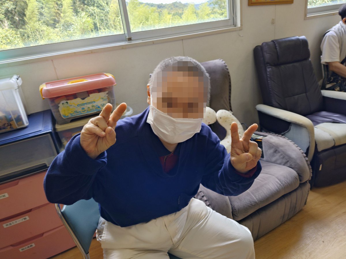 support_Nagomi's tweet photo. 本日曇天、多分雨。
こちら、当施設で行われているクラブ活動の様子。
以前あげた生け花の他にも、カラオケやボールをつかったボッチャ。色々やっております。
身体を動かす機会、皆で交流する機会であったり。
大切なレクリエーション活動です。
#就労継続支援B型 #日常 #ニコ��コ #レクリエーション https://t.co/Piaizq88Qf