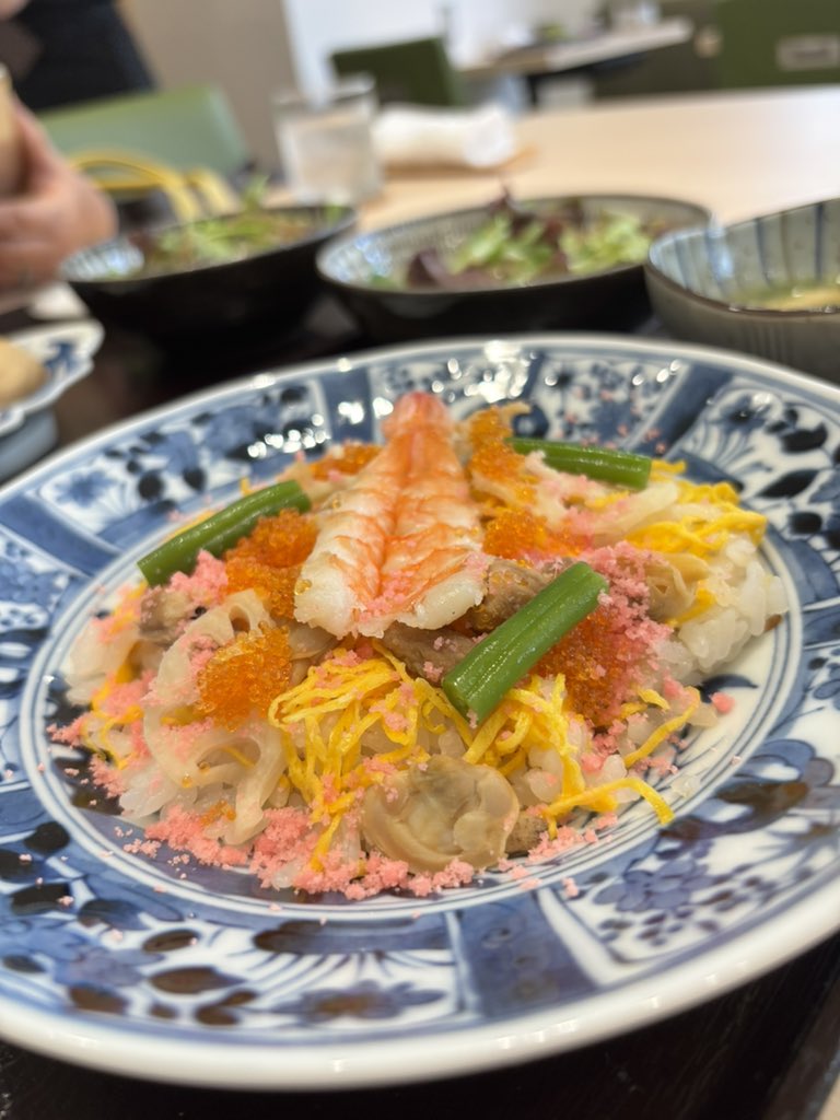 kuragesen's tweet photo. 2026年5月、桜坂の閑静な住宅街にオープンした「茶寮 嗣味」さん。
実はここ、日本料理の百名店にも選出された福岡の名店「郷土料理 嗣味」が手掛ける新しい甘味処なんです！洗練された和の空間で味わう、極上のスイーツとお茶のペアリングをご紹介します🌿 https://t.co/AaRTnZV6L2