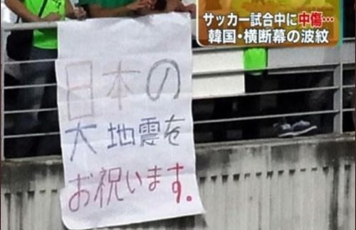 8Dt59FEDFSDWyZ4's tweet photo. これもサッカーの競技場内でのことですが？ https://t.co/osJSkGgjAP