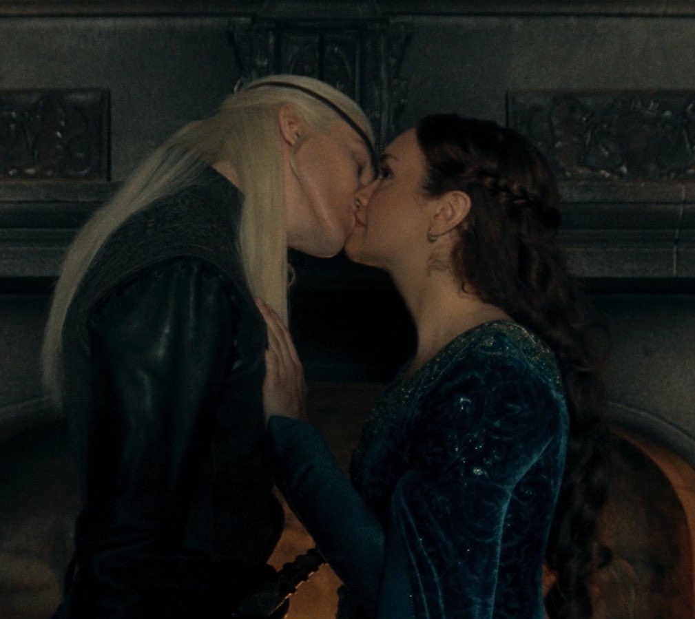 westerosies's tweet photo. Ewan Mitchell on reading the #HouseOfTheDragon scene where Aemond kisses his mother Alicent:

“When I read it in the script for the first time, I just thought, 'Oh, that's something. Quite out there.' I kind of saw it coming with everything that I've explored with Aemond and his relationship with Alicent.”

(https://t.co/oJMf8bDmVS)