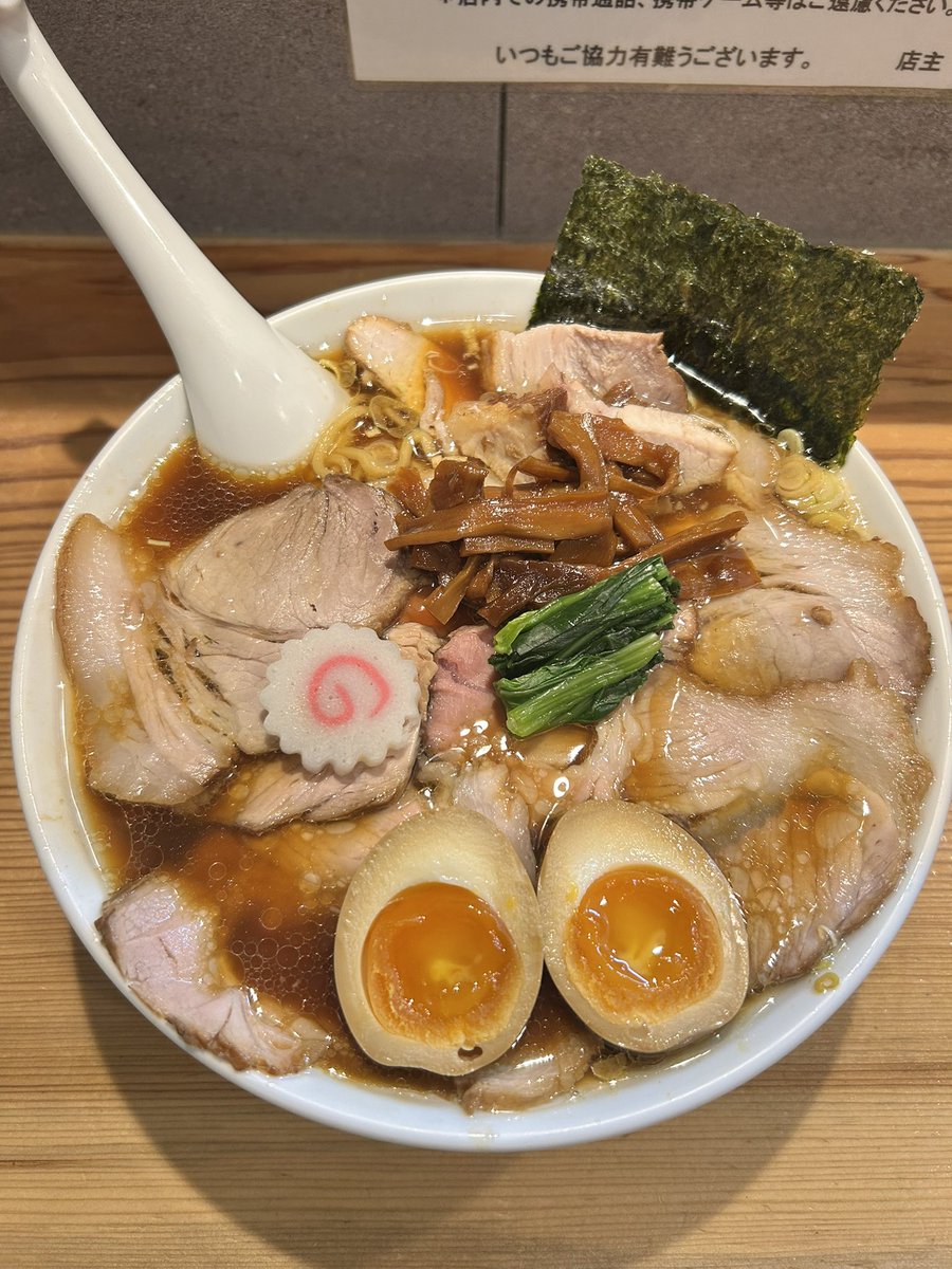 key_daisuki's tweet photo. 2026年21杯目　オランダ軒　
しょうゆチャーシューメン大盛　味玉

遂に行けた名店、今年一の美味さ。生姜が効いたキレのあるスープは異次元の旨さ、チャーシューは柔らかさと歯応えの絶妙なバランスで神、特筆すべき甘めに味付けされたメンマは独自性高し！追加させてくれぇ

ご馳走様でした！！！ https://t.co/3NAlEZyskD