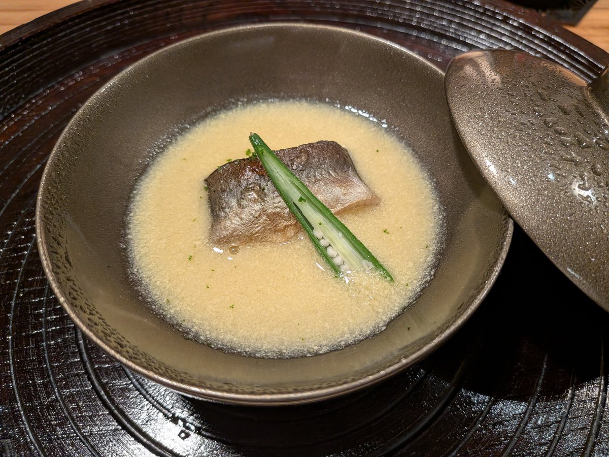 hosio0's tweet photo. 千駄木で懐石。
古い民家でお店をやっており、銀座うち山で腕を磨いた女性店主が切り盛りをする。
万願寺や青梅。鮎の一夜干しと玉蜀黍。賀茂茄子と穴子。〆は鯛茶。水菓子は水無月までで他にもありますが計8品。
うち山ランチは混雑してますが、こちらは予約は比較的取り易いのではないかと思う。 https://t.co/Dmv9QZTMpX