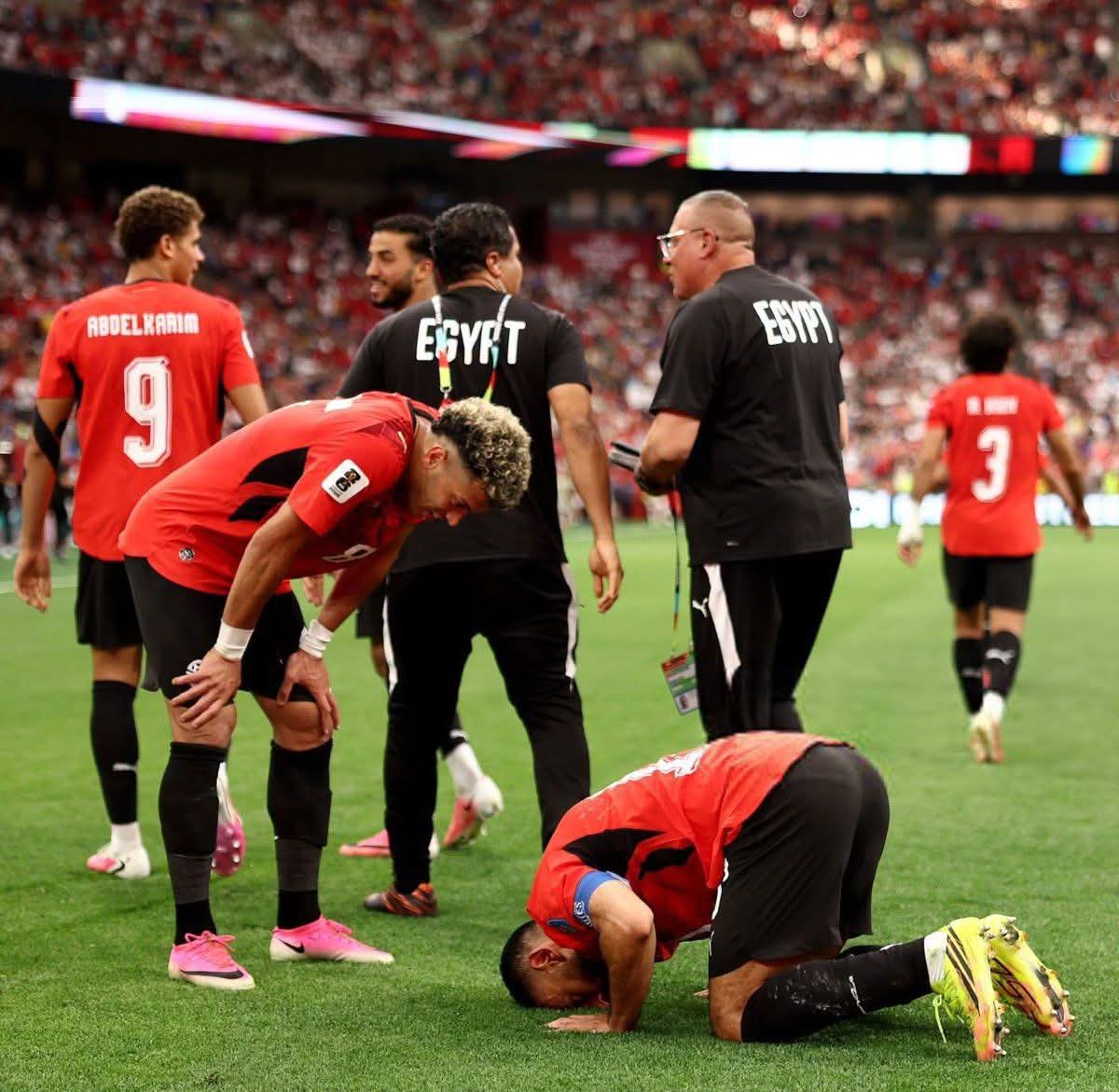 WansonMedia's tweet photo. L’Égypte décroche la première victoire de son histoire en phase finale de Coupe du monde ! 🇪🇬👏

Les Pharaons prennent une option sérieuse sur les seizièmes de finale de ce Mondial ! https://t.co/TZwHUjMbZY