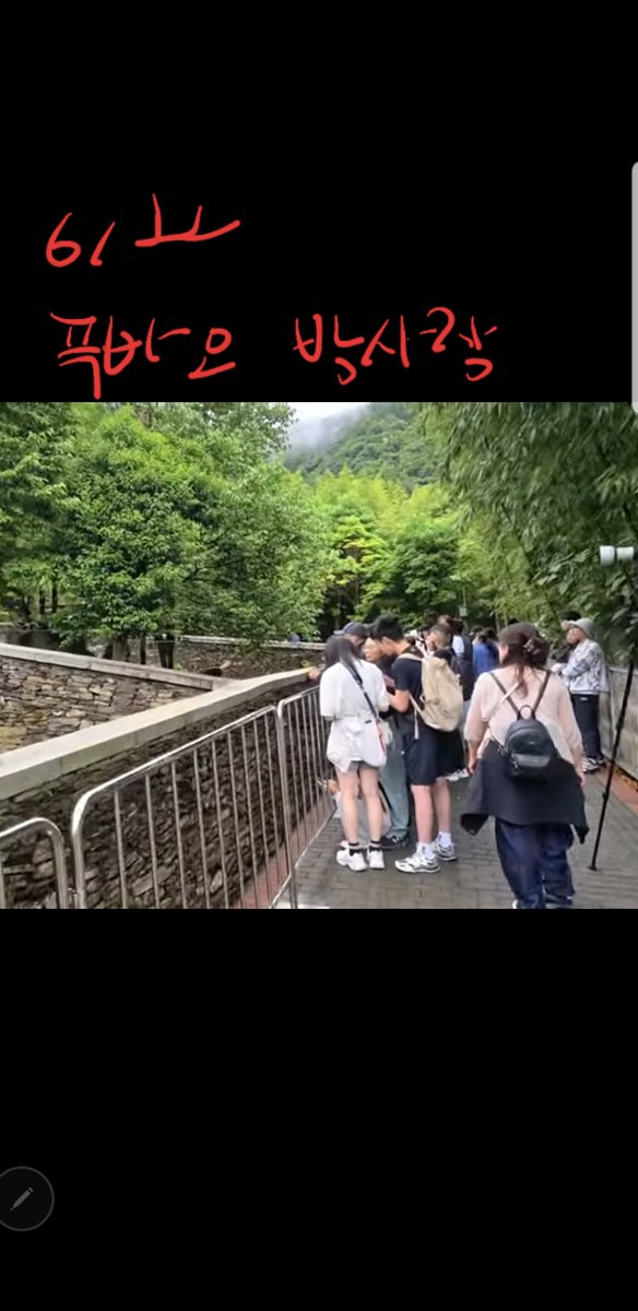 bagseon88994031's tweet photo. 6월22일 샤오치지 방사장은 앵커2명 푸바오 방사장은 오늘도 사람이 많네요.
선수핑은 인정하기 싫겠지만 아무리 샤오치지한테 잘해주고 푸바오는 홀대해도 선수핑을 먹여살리는건 푸바오라는거.  푸바오 한국행 확정돼면 뒤늦게 땅치고 후회하지마세요.
#푸바오한국행 #푸바오재임대 https://t.co/bMxjsR7Cl9