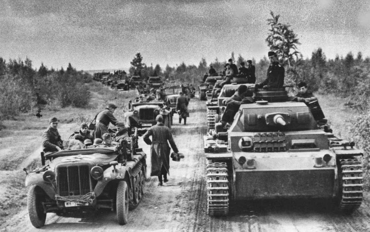 on_this_day100's tweet photo. 🚨 On This Day in 1941:

The largest surprise invasion in history began.

More than 3 million soldiers crossed into the Soviet Union as Germany launched Operation Barbarossa, expecting a quick victory.

They got years of brutal war instead.

One lesson history teaches again and again: the easiest war to start is often the hardest one to finish.

Did you already know this, or is this the first time you’ve heard of Operation Barbarossa?👇