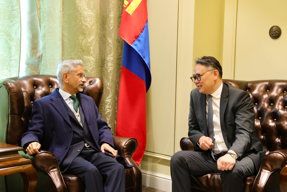 MongolDiplomacy's tweet photo. БҮГД НАЙРАМДАХ ЭНЭТХЭГ УЛСЫН ГАДААД ХЭРГИЙН САЙД ДР. СУБРАМАНЬЯАМ ЖАЙШАНКАР МОНГОЛ УЛСАД АЛБАН ЁСНЫ АЙЛЧЛАЛ ХИЙХЭЭР ХҮРЭЛЦЭН ИРЛЭЭ

Гадаад харилцааны сайд Б.Батцэцэгийн урилгаар БНЭУ-ын Гадаад хэргийн сайд С.Жайшанкар 2026 оны 06 дугаар сарын 22-ны өдөр Монгол Улсад айлчлахаар Улаанбаатар хотод хүрэлцэн ирлээ.

Гадаад хэргийн сайд болон дагалдан яваа төлөөлөгчдийг Гадаад харилцааны яамны Төрийн нарийн бичгийн дарга Л.Мөнхтүшиг, Бүгд Найрамдах Энэтхэг Улсаас Монгол Улсад суугаа Онц бөгөөд бүрэн эрхт Элчин сайд Атул Малхари Готсурве болон албаны бусад хүмүүс “Чингис Хаан” олон улсын нисэх онгоцны буудалд угтан авав.

Гадаад хэргийн сайд С.Жайшанкар 06 дугаар сарын 22-23-ны өдрүүдэд айлчлах ба айлчлалын хүрээнд Монгол Улсын Ерөнхийлөгч У.Хүрэлсүх, УИХ-ын дарга С.Бямбацогт нарт тус тус бараалхаж, Гадаад харилцааны сайд Б.Батцэцэгтэй албан ёсны хэлэлцээ хийнэ.